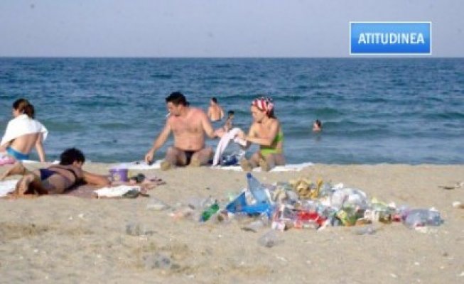 Citeşte pe Atitudinea: Plaja Algida din Mamaia, o groapă de gunoi cu şezlonguri şi umbrele